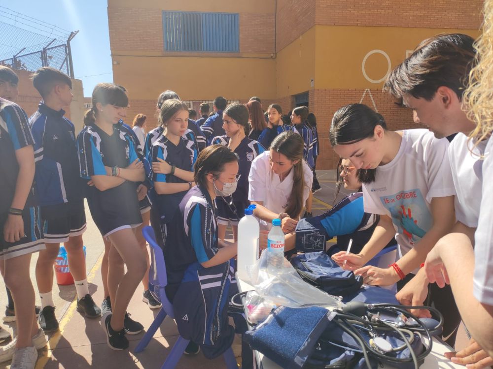 Aprendiendo a medir las constantes vitales en el ciclo formativo de TCAE en Málaga