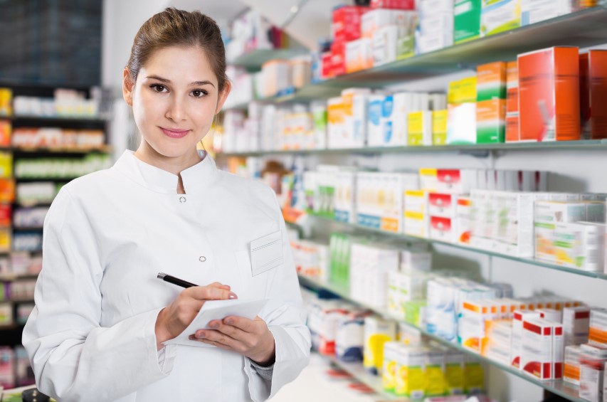 Cómo se realizan las labores de atención al público en una farmacia y su relación con la profesión de técnico en farmacia y parafarmacia