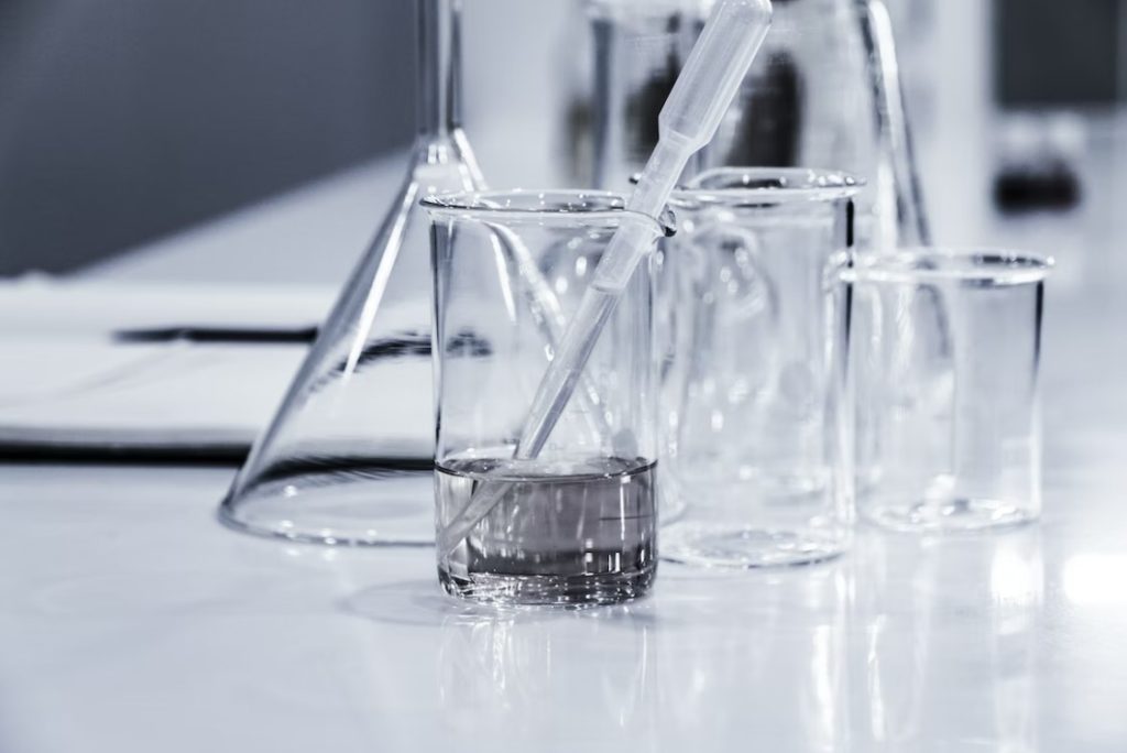 Instrumentos de laboratorio y materiales de química utilizados para análisis clínicos en nuestras aulas de Málaga