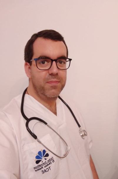 Alumno del grado medio auxiliar de enfermería en Málaga durante su formación como técnico en cuidados auxiliares de enfermería (TCAE), con uniforme sanitario y estetoscopio, en el Colegio El Divino Pastor.