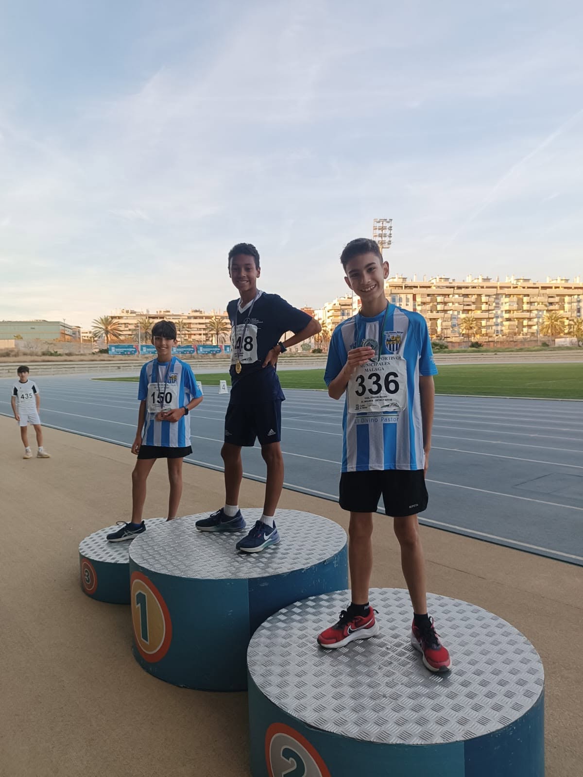Equipo de adolescentes del colegio interactuando en la pista atlética durante sus actividades extraescolares Málaga.