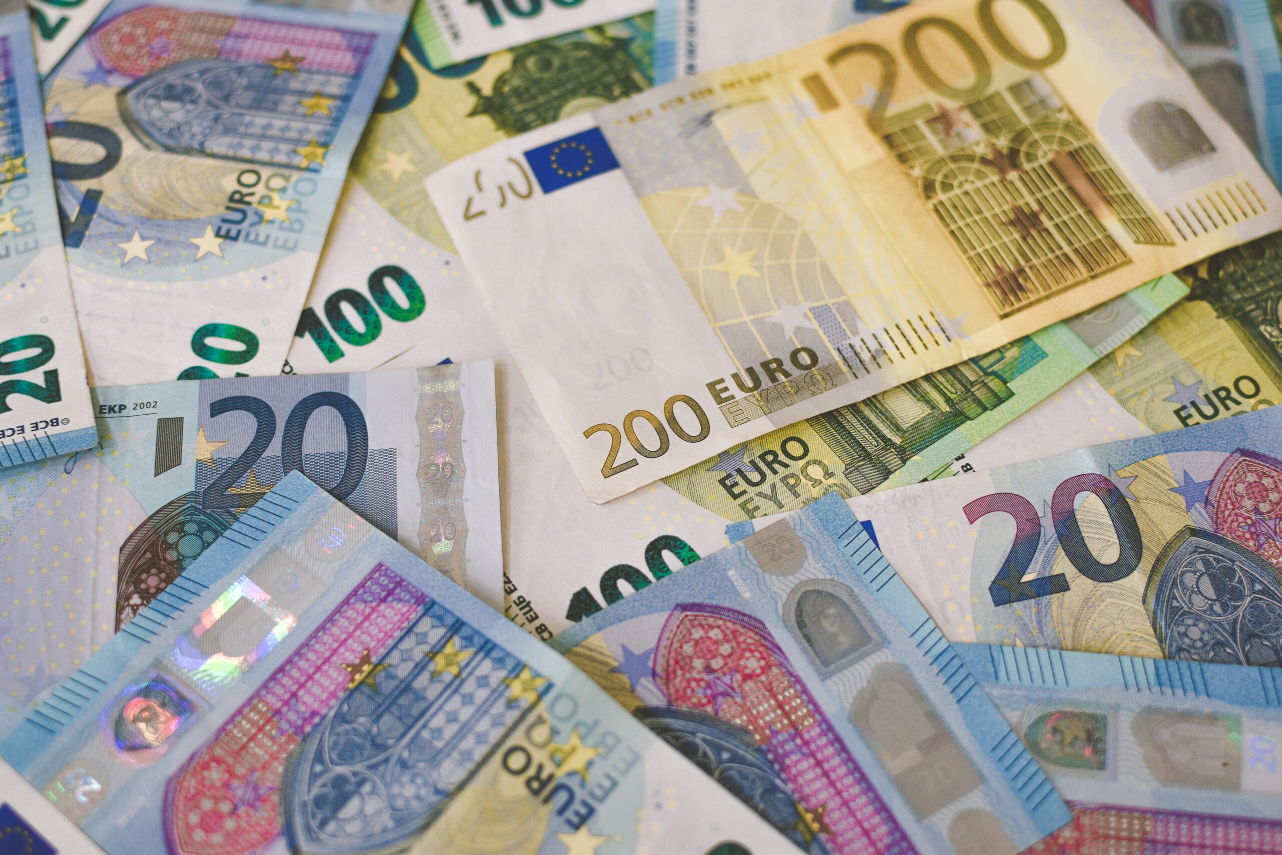 Billetes de euro representando la ayuda económica al solicitar la beca 6000 y beca Adriano en Málaga.