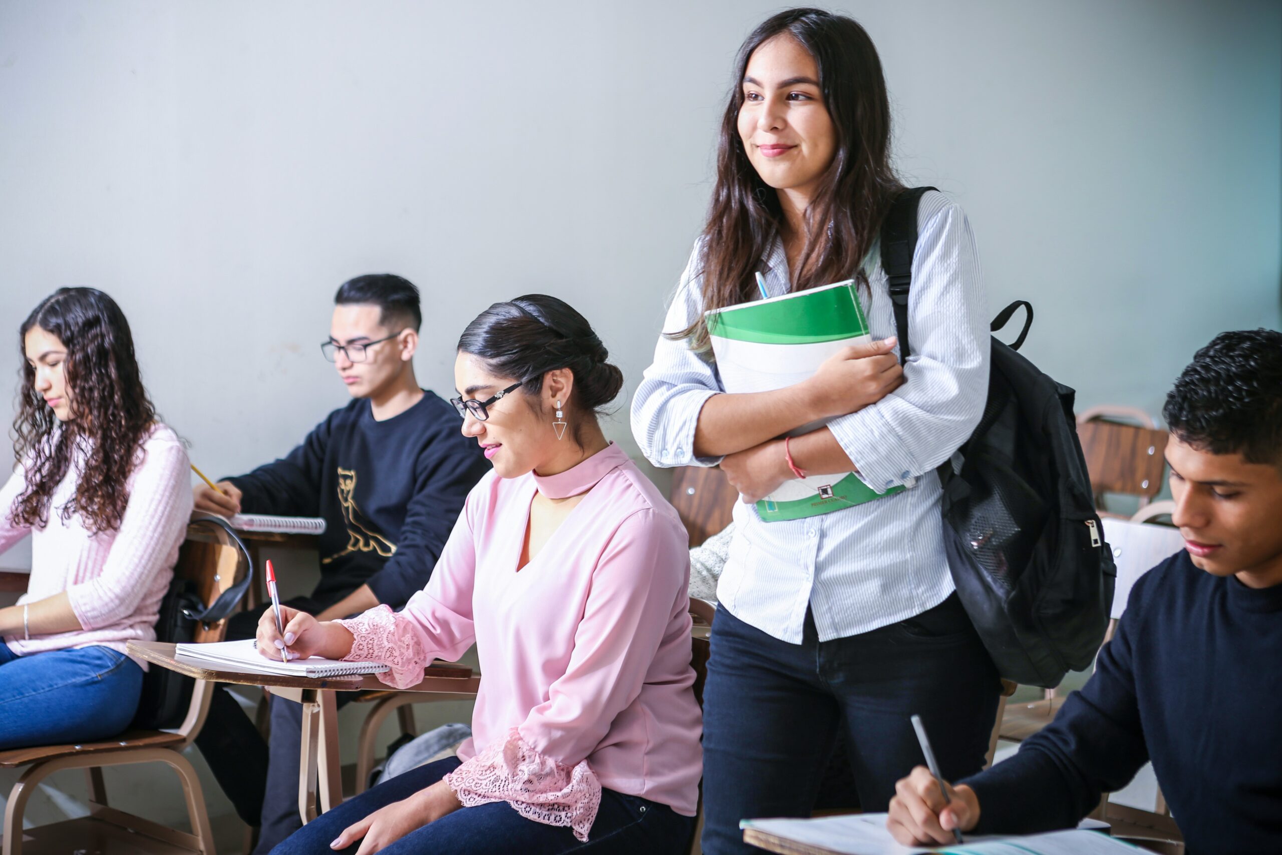 Grupo de alumnos en clase de formación profesional informándose sobre la beca segunda oportunidad en Málaga.