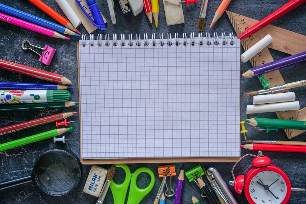 Cuadernos escolares de cuadrícula rodeados de material fungible escolar para el nuevo curso en Málaga.