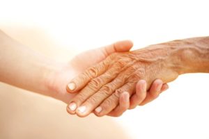 cuidados personales a mayores. diferencias entre cuidados personales y de acompañante