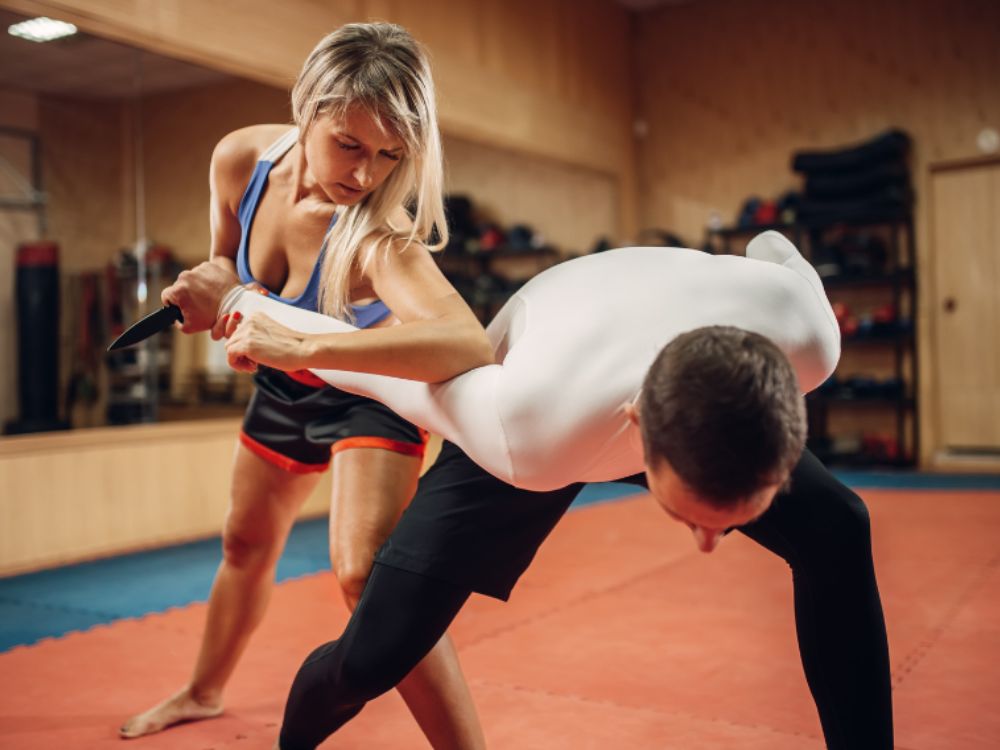 Entrenamiento de defensa personal para mujeres con instructor