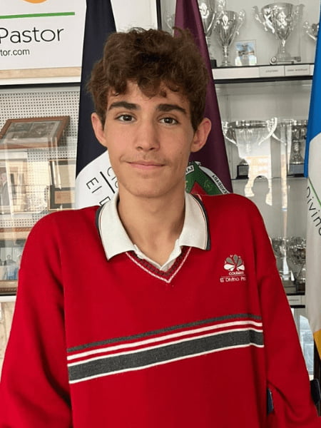 Estudiante de secundaria posando en el hall de trofeos del Colegio El Divino Pastor, uno de los colegios en malaga más destacados por su formación de calidad.