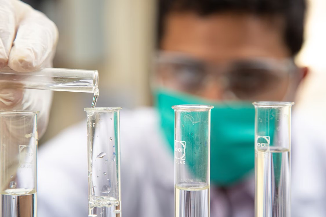 Práctica de análisis clínico mostrando el uso de materiales de laboratorio y su función en nuestras instalaciones de Málaga.