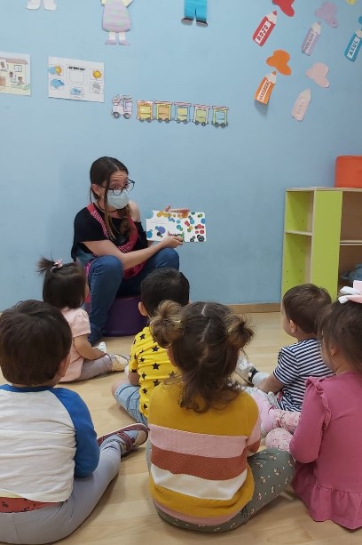 Alumna del ciclo Educación Infantil en Málaga dando clases a niños de infantil.