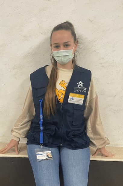 Alumna del ciclo Integración Social en Málaga dando clases con mascarilla y realizando prácticas.