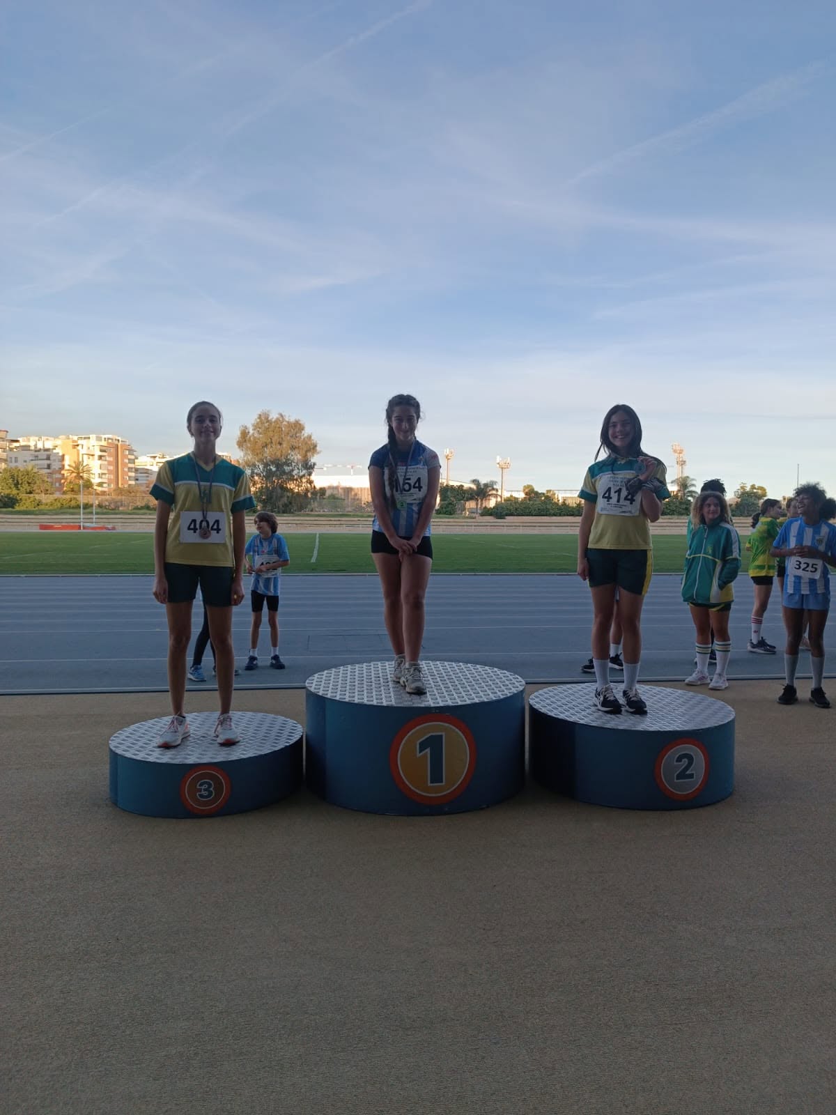 Atleta de secundaria preparándose junto a las vallas de atletismo en nuestras extraescolares para adolescentes.