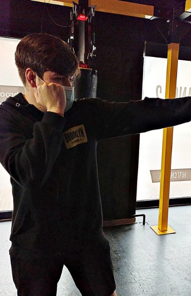 Estudiante del ciclo TECO grado medio en Málaga realizando práctica deportiva de boxeo como parte de las actividades físico deportivas.