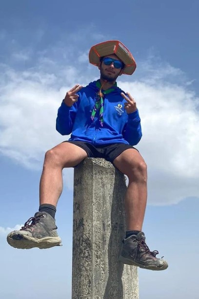 Estudiante del ciclo TECO grado medio en Málaga realizando ruta de senderismo en el medio natural como parte de su formación profesional.