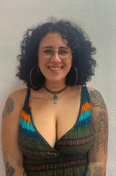 Retrato de una alumna del ciclo FP de Integración Social grado superior en Málaga tras completar sus estudios como técnica integradora social. Formación profesional para trabajar en el ámbito social y comunitario.