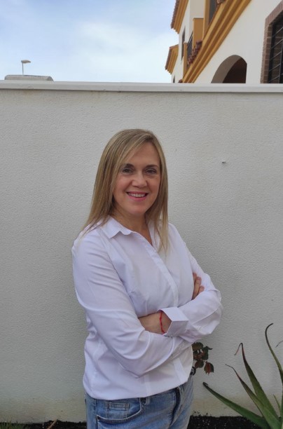 Foto de alumna destacada del ciclo TCAE grado medio en Málaga, que estudió auxiliar de enfermería en nuestro instituto de FP sanitaria.